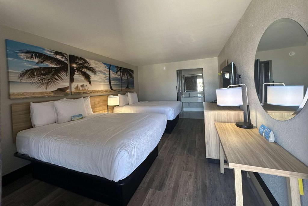 Days Inn by Wyndham Fort Myers - Queen Room With Two Queen Beds - Non-Smoking