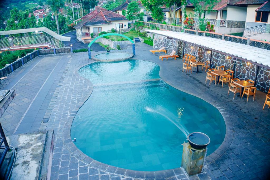 Bazén v ubytování Lembah Ciater Resort Managed by Sahid nebo v jeho okolí