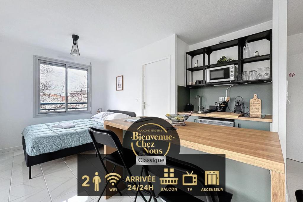 une cuisine et un salon avec une table dans une pièce dans l'établissement Appartement Clermont-Ferrand -Besset, à Clermont-Ferrand