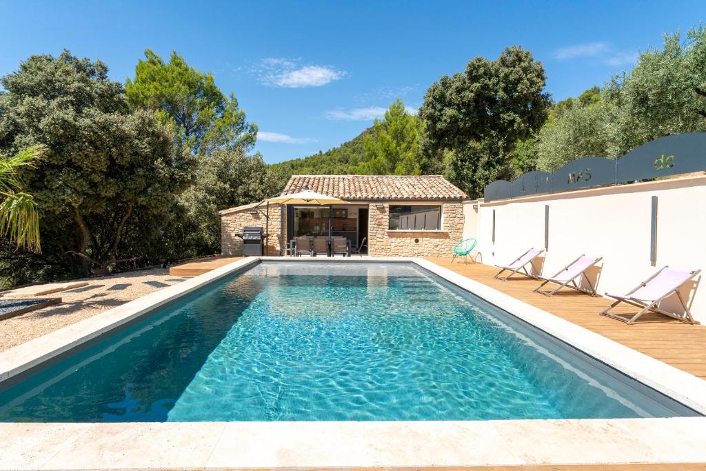 una piscina davanti a una casa di Mas de l'Acqueduc a Le Barroux