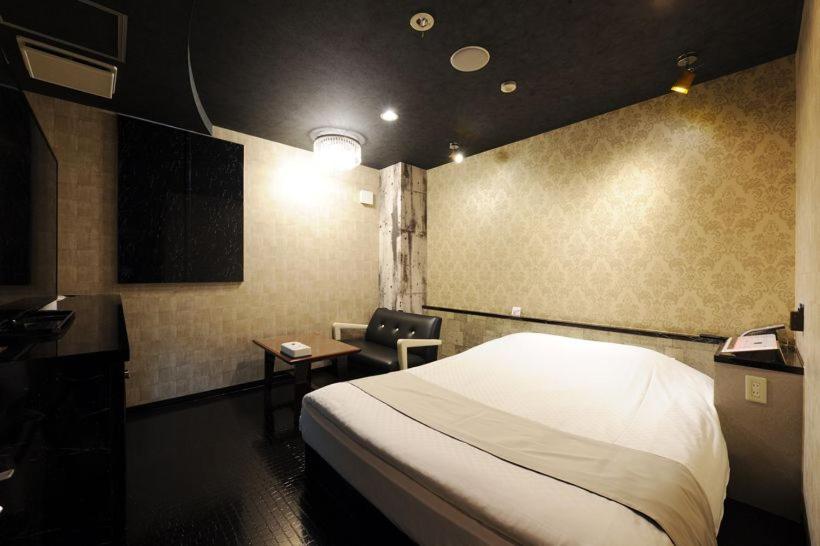 Postel nebo postele na pokoji v ubytování ホテルぴみ袋井店 大人専用