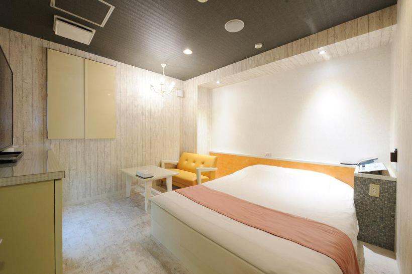Postel nebo postele na pokoji v ubytování ホテルぴみ袋井店 大人専用