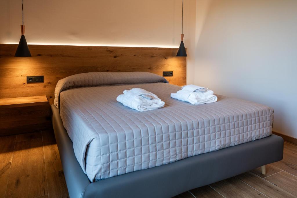 Postel nebo postele na pokoji v ubytování AURA Dimore ad Arquà Petrarca