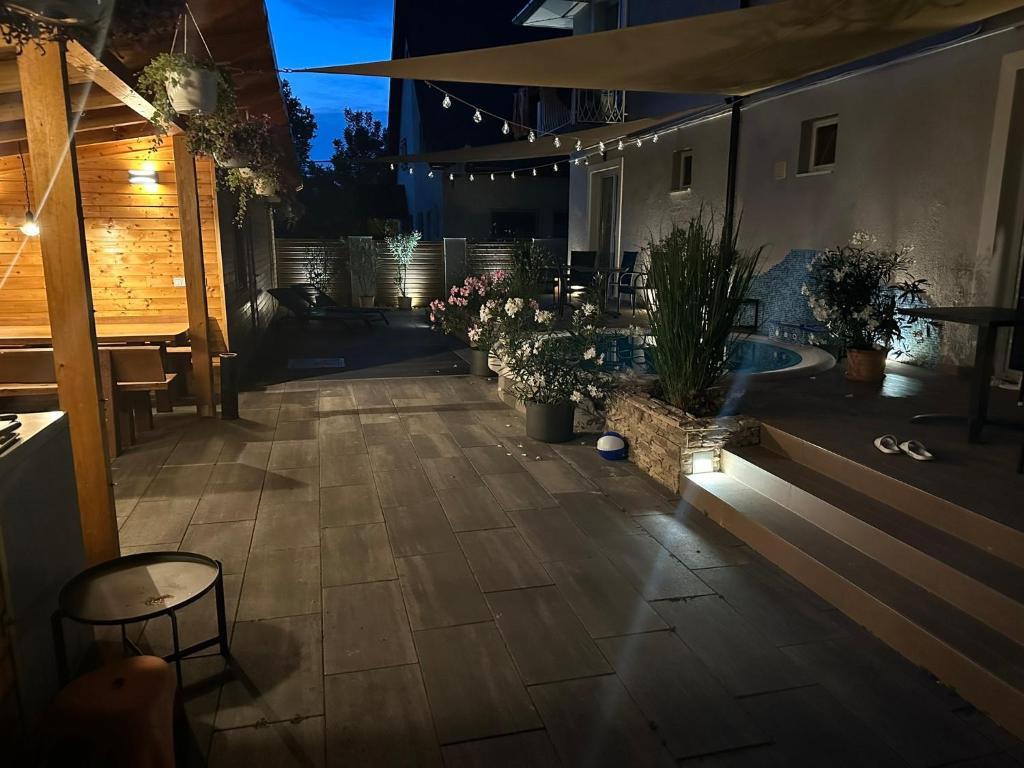 Patio lub wspólna przestrzeń na świeżym powietrzu w obiekcie VillaBoglár