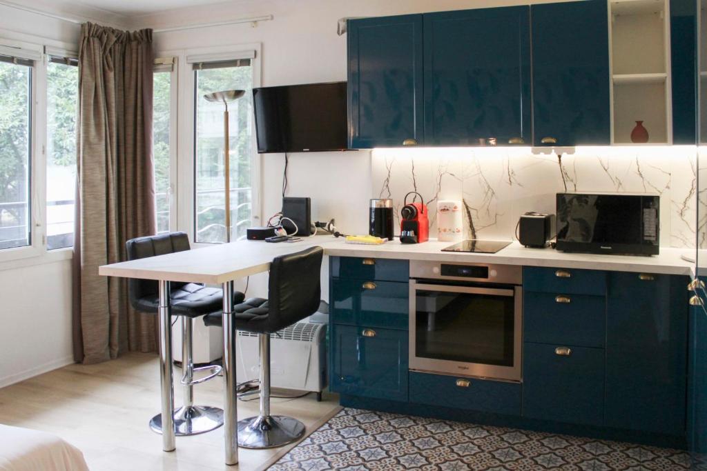 Photo de la galerie de l'établissement LUMINEUX Studio de 29m avec WIFI proche de PARIS, à Issy-les-Moulineaux