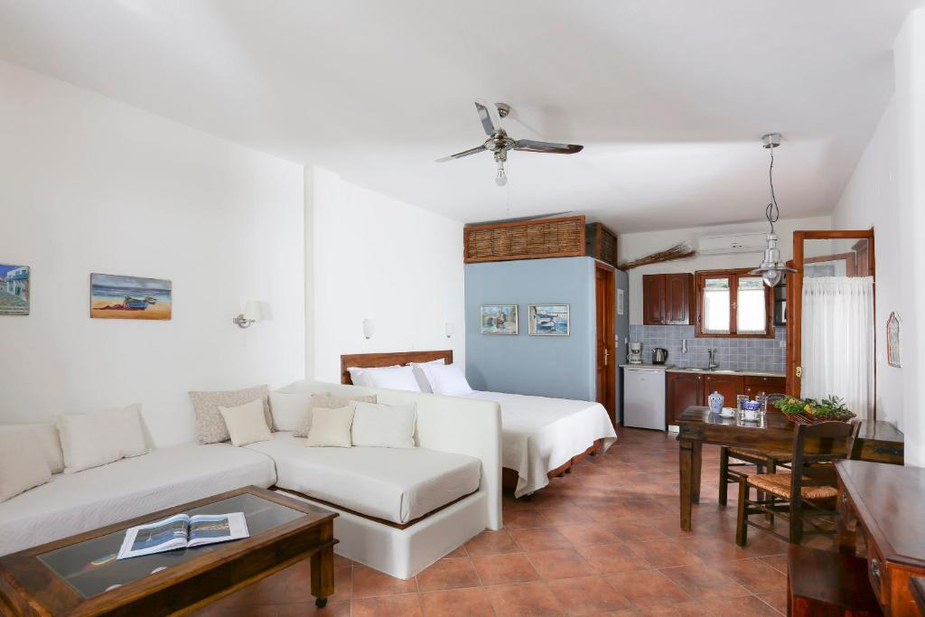 ein Wohnzimmer mit einem Sofa und einem Bett in der Unterkunft 9 Muses - Paros in Parikia