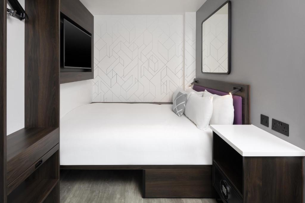 Postel nebo postele na pokoji v ubytování Four Points Flex by Sheraton London Shoreditch East