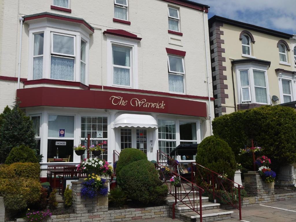 un edificio con una señal que lee al amant en The Warwick Southport, en Southport