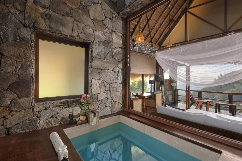 Bazén v ubytování 98 Acres Resort & Spa nebo v jeho okolí