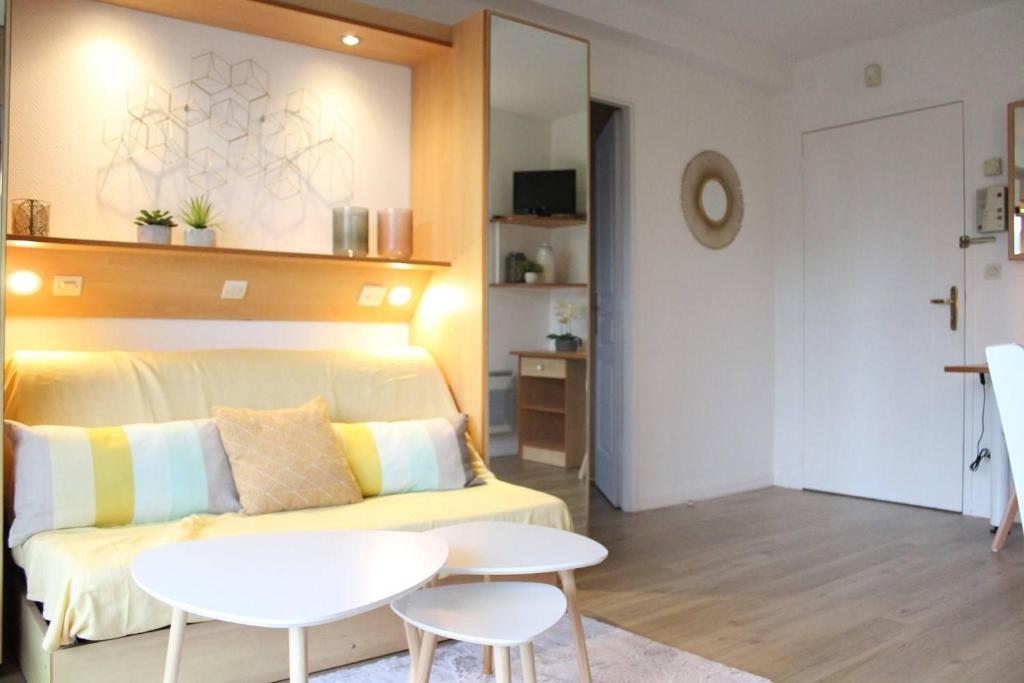un salon avec un canapé blanc et une table dans l'établissement Appt 2 pièces LA ROCHELLE - LR010-110, à La Rochelle