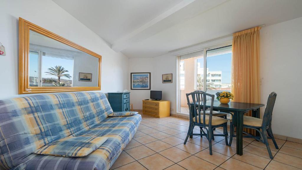 un salon avec un canapé et une table dans l'établissement Le Lamparo N201 - 2P4, au Cap d'Agde