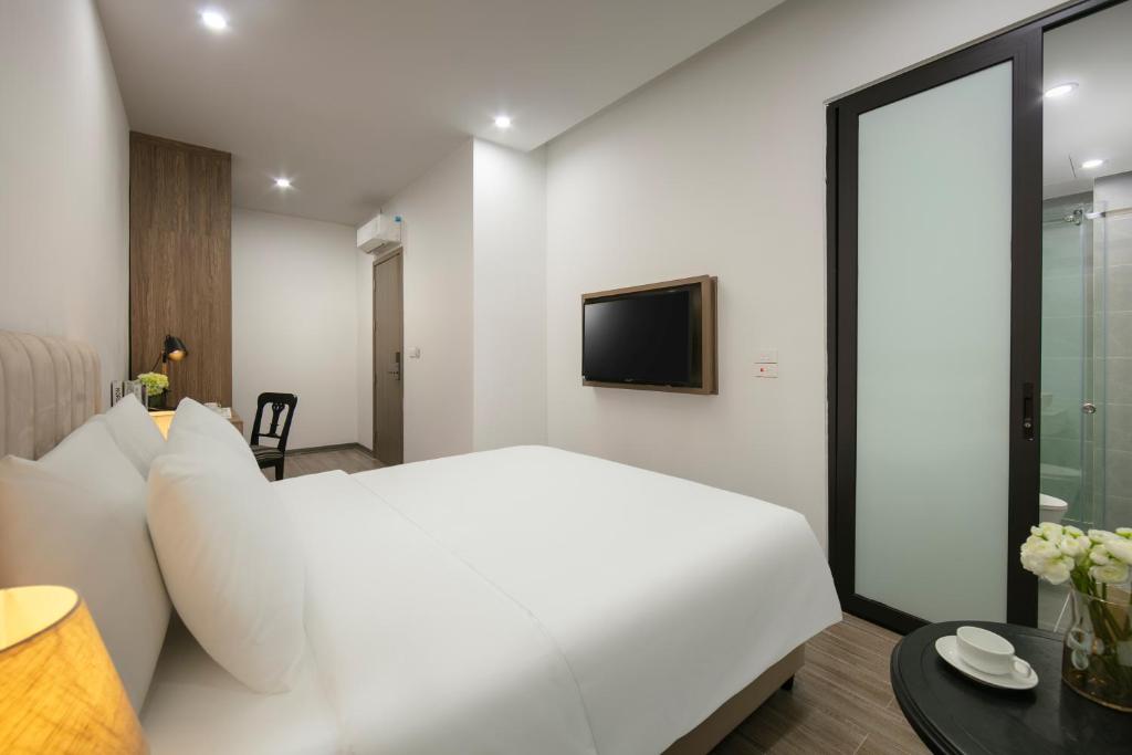 TV a/nebo společenská místnost v ubytování Hanoi Heritage Corner Hotel & Spa