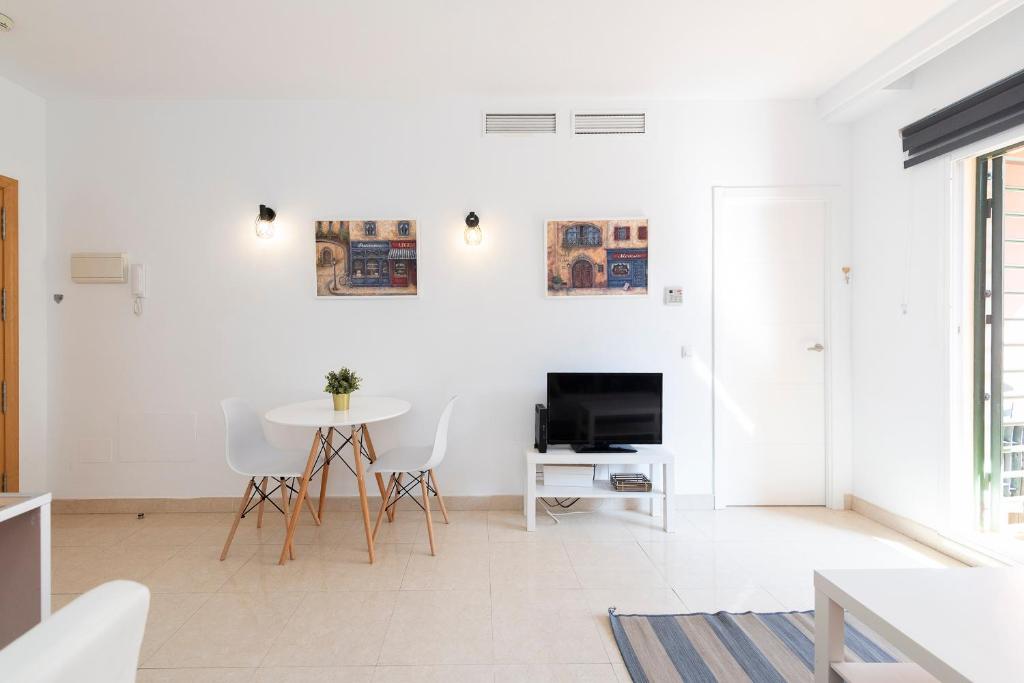 Televízia a/alebo spoločenská miestnosť v ubytovaní APARTAMENTO AÑORETa 113