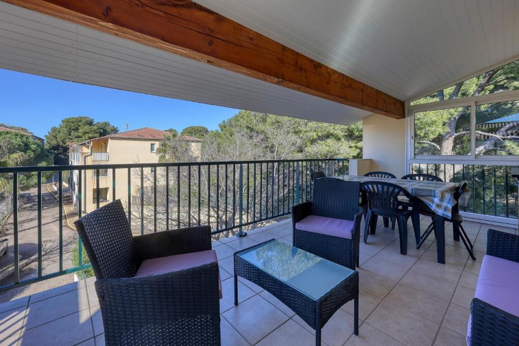 d'une terrasse avec une table et des chaises ainsi que d'un balcon. dans l'établissement L'Orée du Cap - Climatisé proche plage, à Six-Fours-les-Plages
