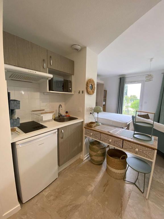 une cuisine avec un évier et un plan de travail dans l'établissement Studio LA ROCHELLE - LR740-001, à La Rochelle
