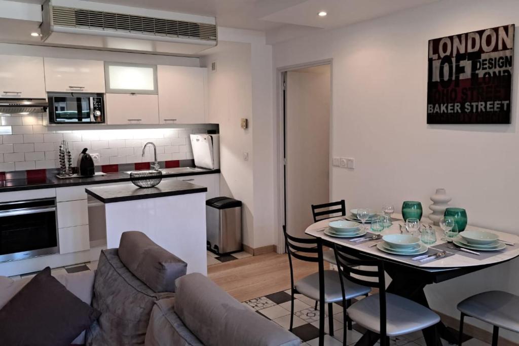 une cuisine et un salon avec une table et des chaises dans l'établissement A cosy and comfortable nest, à Toulouse