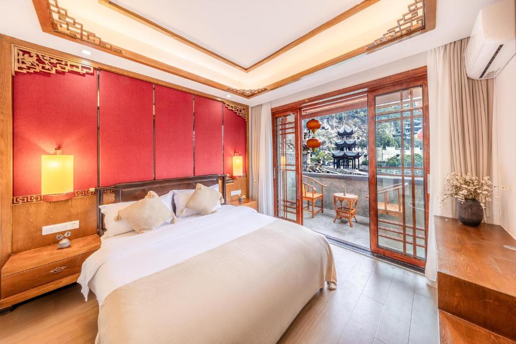 Wushiju丨Zhenyuan Ancient City Riverside B&B客房内的一张或多张床位