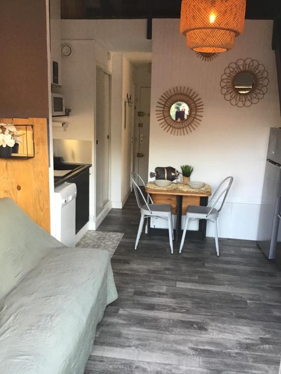 - une chambre avec une table à manger et des chaises dans l'établissement Charmant studio cabine avec piscine, au Cap d'Agde
