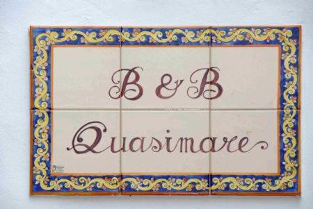 um sinal que diz bc desagradável antimina em uma parede de azulejos em B&B Quasimare em Porto Cesareo