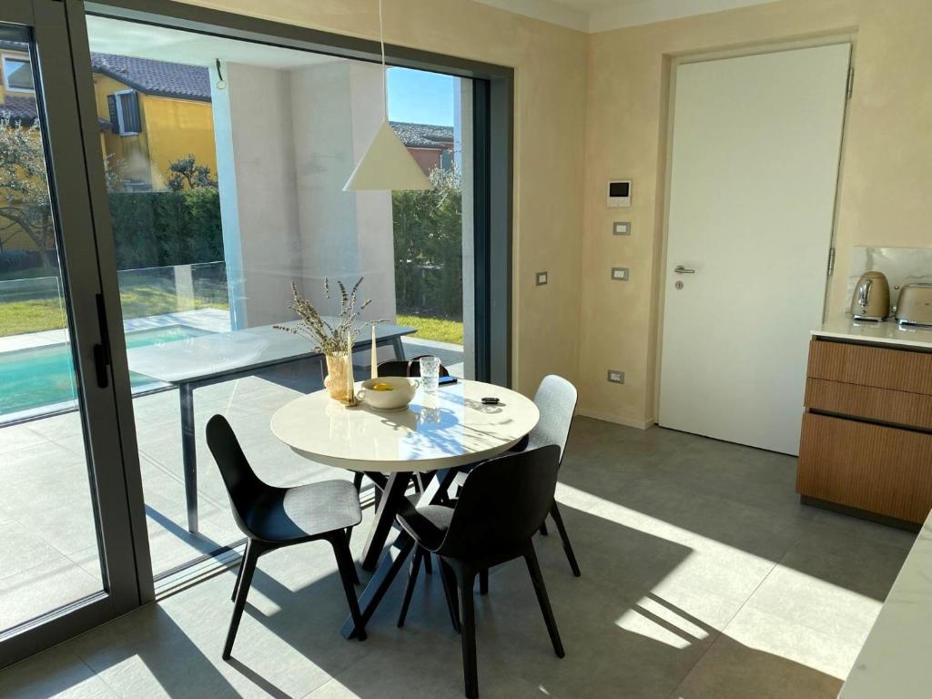 une cuisine et une salle à manger avec une table et des chaises dans l'établissement Villa LagoBlu, à Costermano