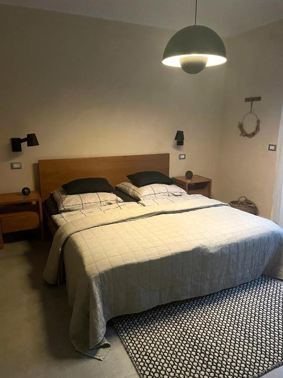 - une chambre avec un grand lit et une lumière dans l'établissement Villa LagoBlu, à Costermano 48 autres photos