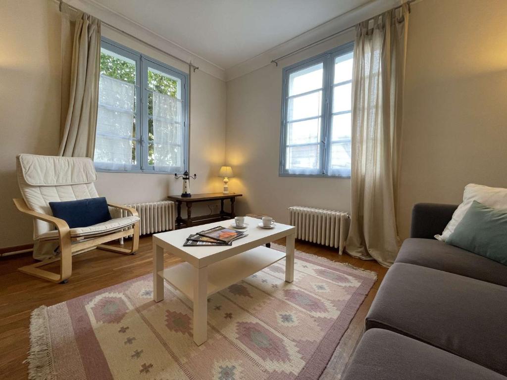 un salon avec un canapé et une table basse dans l'établissement Maison 4 pièces LA ROCHELLE - LR000-019, à La Rochelle