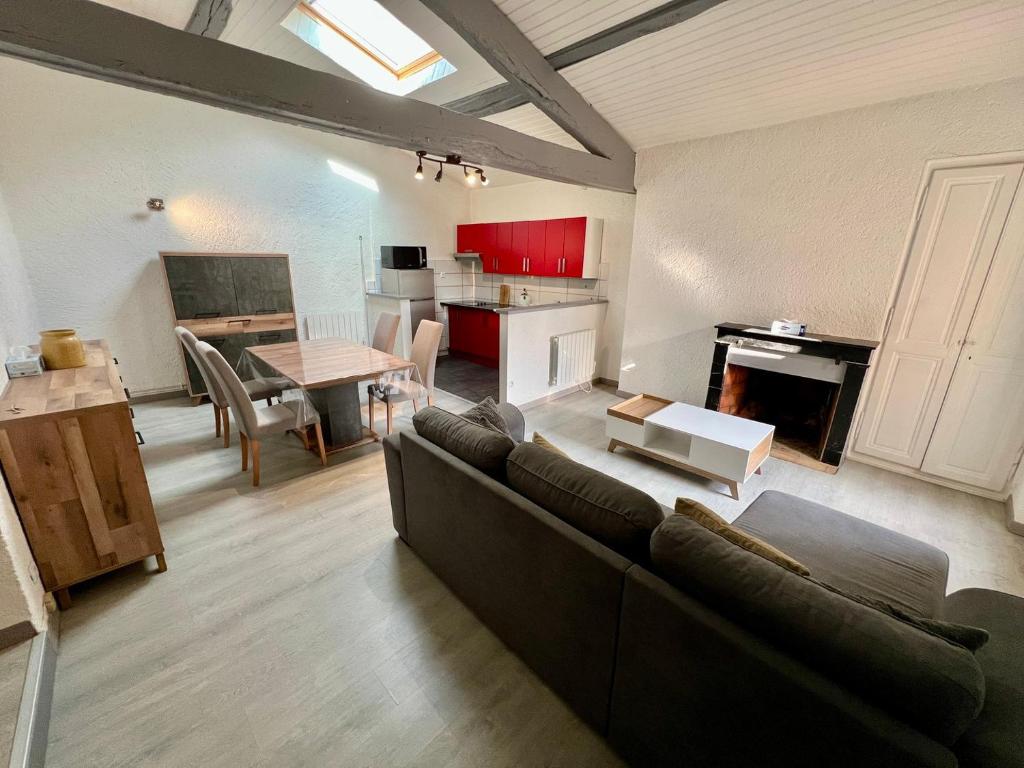 un salon avec un canapé et une salle à manger dans l'établissement L 'Échappée du Clain, à Poitiers