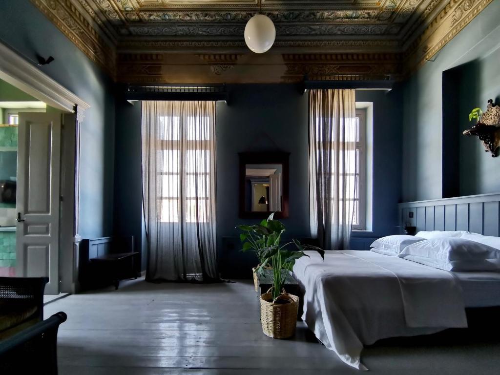 Postel nebo postele na pokoji v ubytování 1900 Hotel