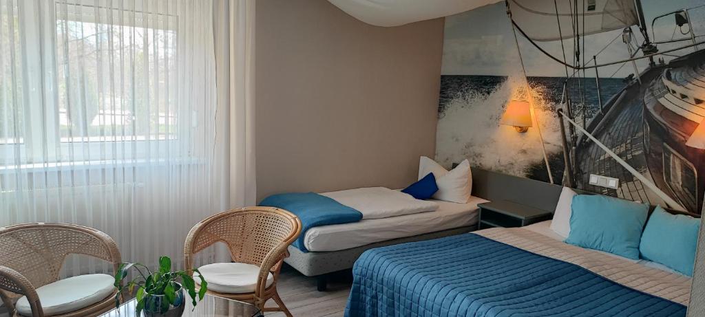 a hotel room with two beds and a table and chairs at Hotel Zur Fichtenbreite -Garni- in Coswig