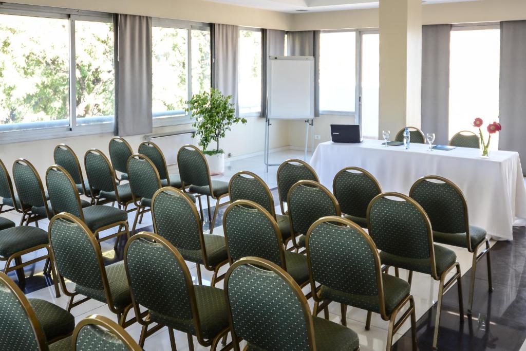Área de negócios e/ou sala de conferências em Portal Plaza Suites