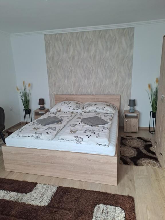 Łóżko lub łóżka w pokoju w obiekcie Katarina apartman