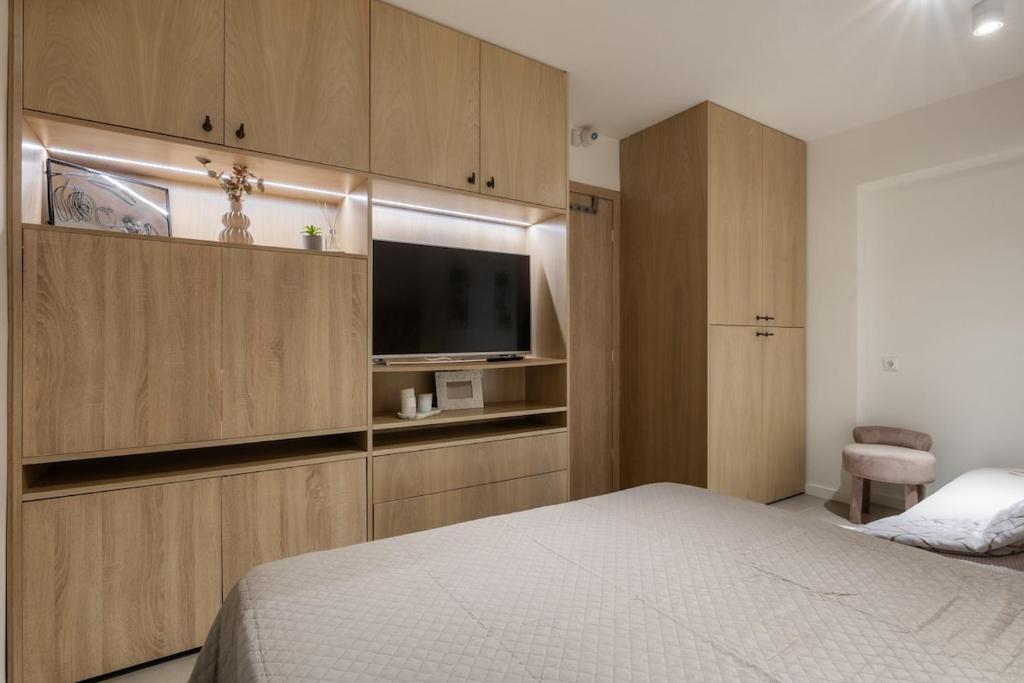 Postel nebo postele na pokoji v ubytování Vouliagmeni Square Resort