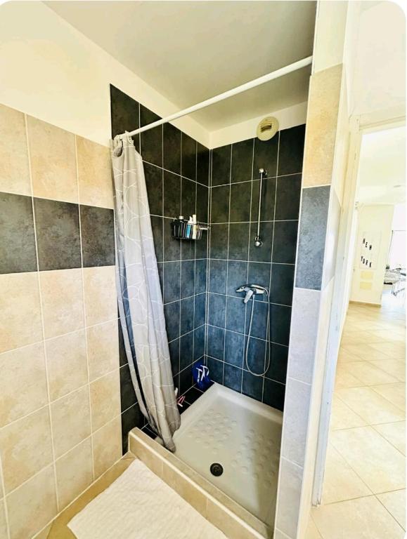 Koupelna v ubytování Appartement F3(70m²) vue sur la mer