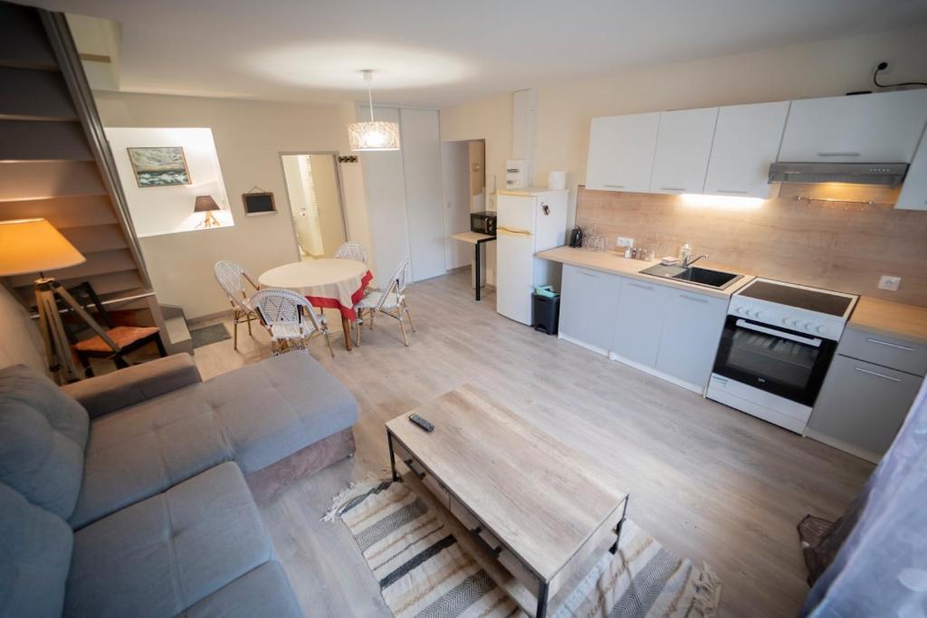 an aerial view of a kitchen and a living room at Hermine appartement 4 personnes in Vroncourt