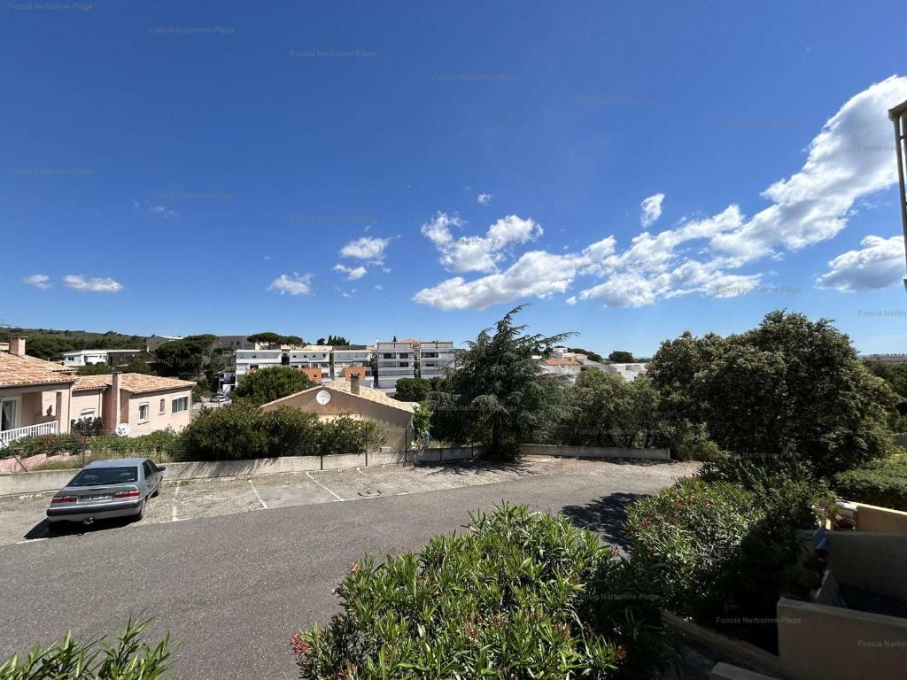 - une vue sur un parking avec une voiture dans l'établissement NP340-P09B Appartement studio Narbonne Plage, à Narbonne-Plage
