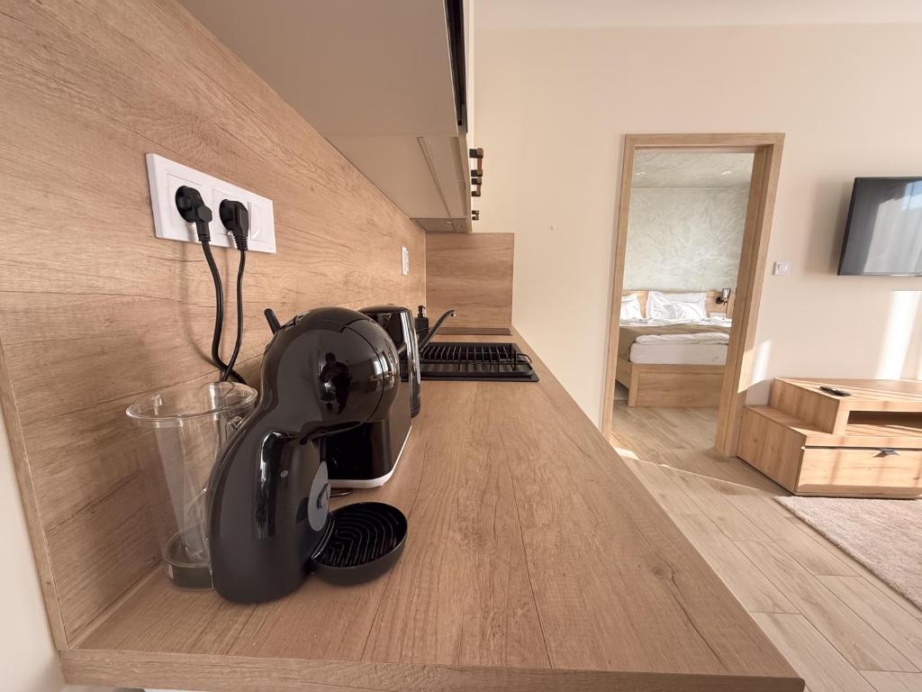 Příslušenství pro přípravu čaje a kávy v ubytování Viola Apartman