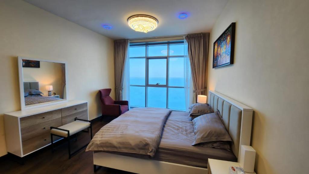 Postel nebo postele na pokoji v ubytování Blue Horizon Stays at Ajman Corniche
