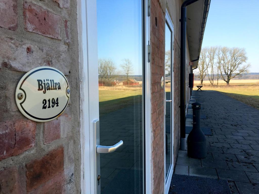eine Tür zu einem Gebäude mit einem Schild darauf in der Unterkunft Wapnö Gårdshotell in Halmstad