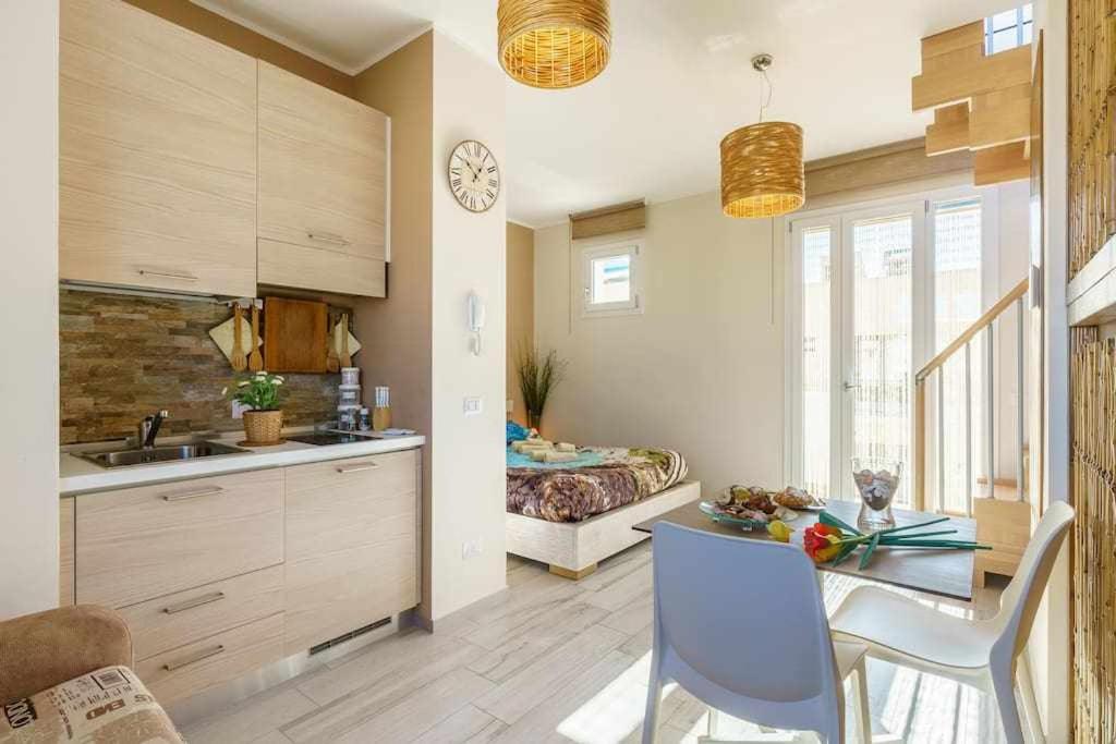 une cuisine avec un évier et une table dans une pièce dans l'établissement Residence Blu Mare, à San Vito Lo Capo