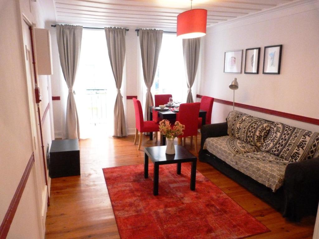 - un salon avec un canapé et une table dans l'établissement Atalaia 68, à Lisbonne