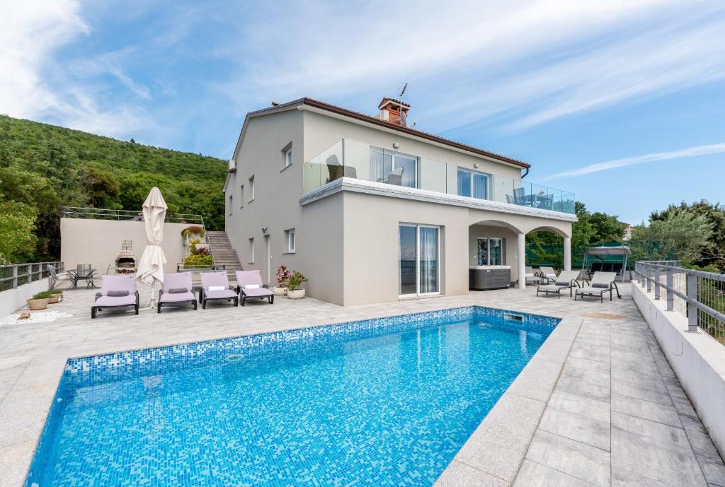 Πισίνα στο ή κοντά στο Villa Bella Vista for 8 people with sea view, heated pool & wellness - only 1,5 km from beach