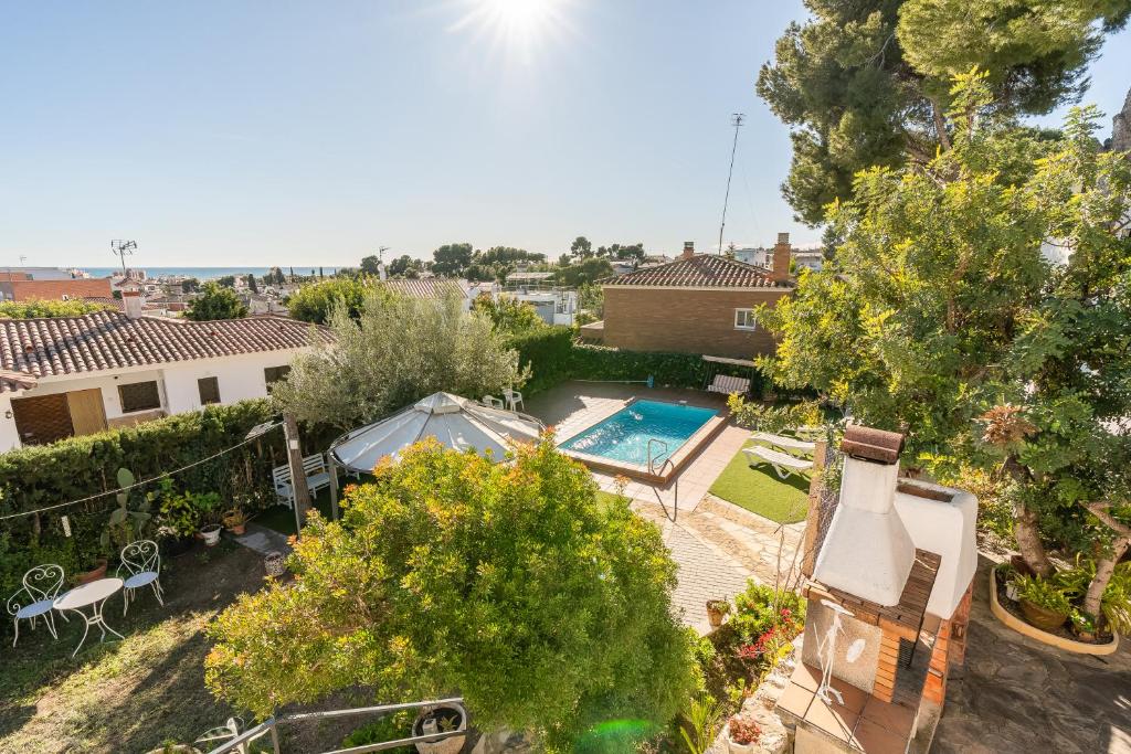 an overhead view of a backyard with a swimming pool at Kalacandi in Cunit