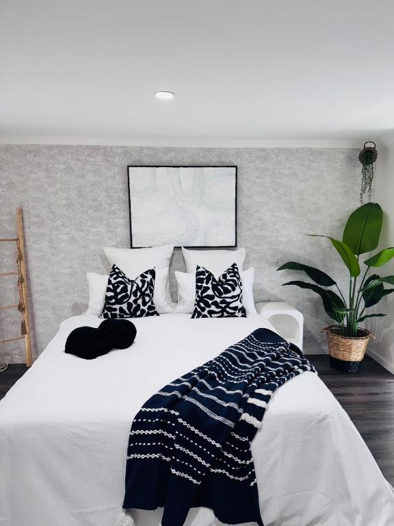 Voodi või voodid majutusasutuse Modern Escape with Open Yard toas