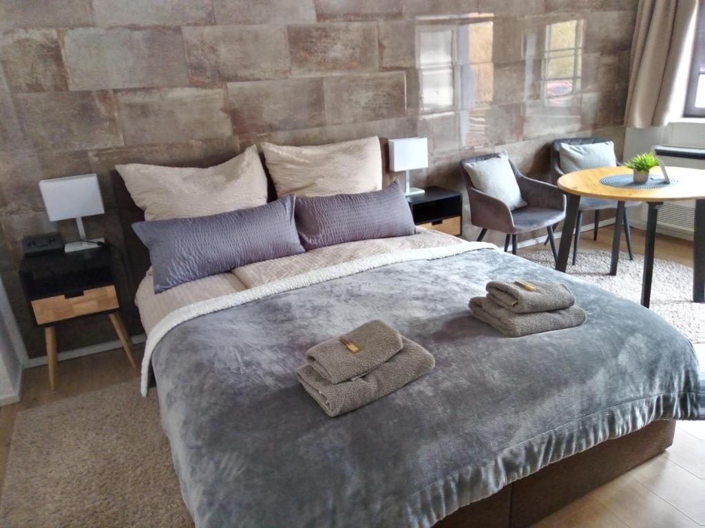 BirkenauForest Hill Travel &Work Nettes Apartment mit privatem Eingang Birkenau Mannheim Weinheim Heidelberg的卧室里有一张大床，床上铺着毛巾。