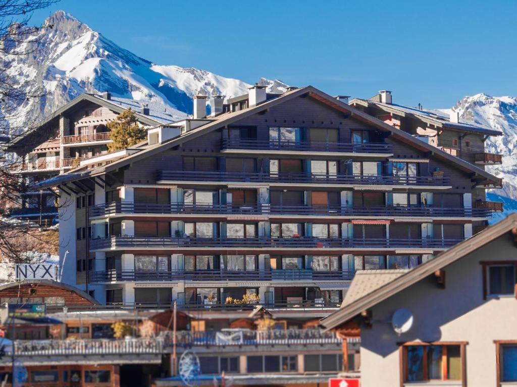 um grande hotel com montanhas ao fundo em Apartment Cerisiers Hrez by Interhome em Nendaz