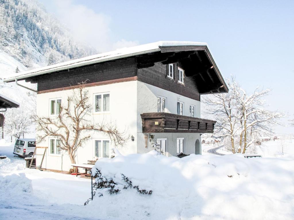 大格洛克纳山道旁富施Holiday Home Bergfried by Interhome的一座被雪覆盖的房子和一堆雪