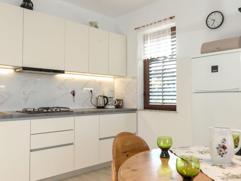 Kuchyňa alebo kuchynka v ubytovaní Apartment Bellevue-2 by Interhome