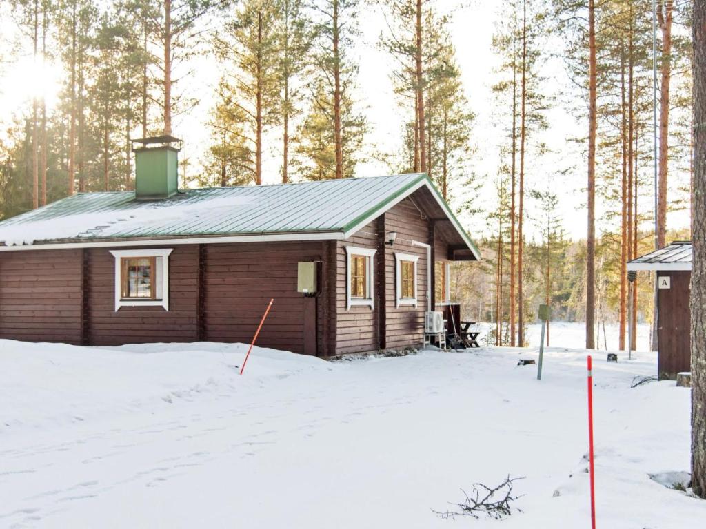 uma cabana na floresta na neve em Holiday Home Aittolahti 2 by Interhome em Hopsu