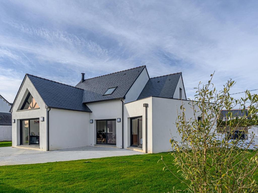 une maison blanche avec un toit noir dans l'établissement Holiday Home Les Voiles by Interhome, à Saint-Pierre-Quiberon