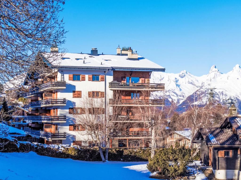 ein Hotel mit schneebedeckten Bergen im Hintergrund in der Unterkunft Apartment Bietschorn 20 by Interhome in Nendaz
